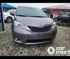 Toyota Sienna 2011 XLE AWD  Foreign used V6
