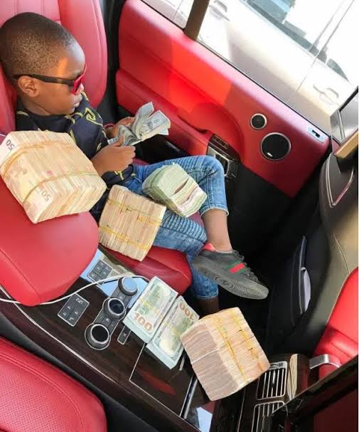 Mompha Junior counting money