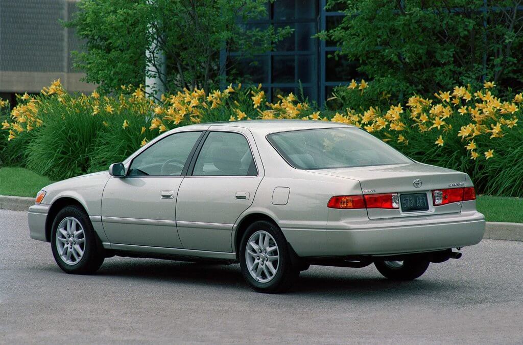 Rear View of the 2000 Toyota Camry